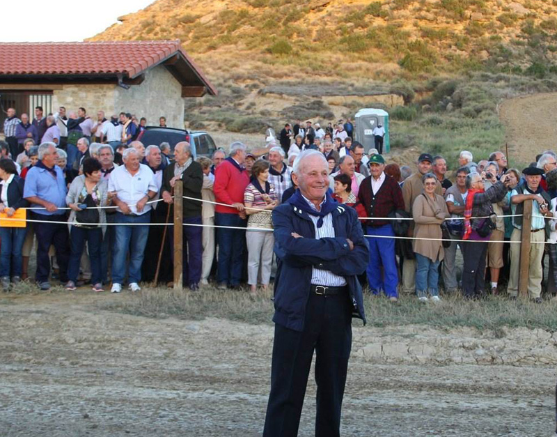 El pastor José Aguas fue el encargado de disparar el tiro que marca el inicio de la entrada de rebaños en Las Bardenas (foto Euskal Artzainak Ameriketan)