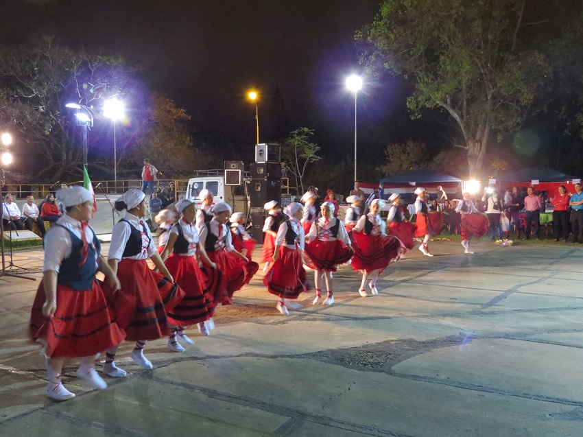 Dantzaris del centro vasco Kotoiaren Lurra de Resistencia en la Plaza 2 de Febrero, festejando el Día del Inmigrante