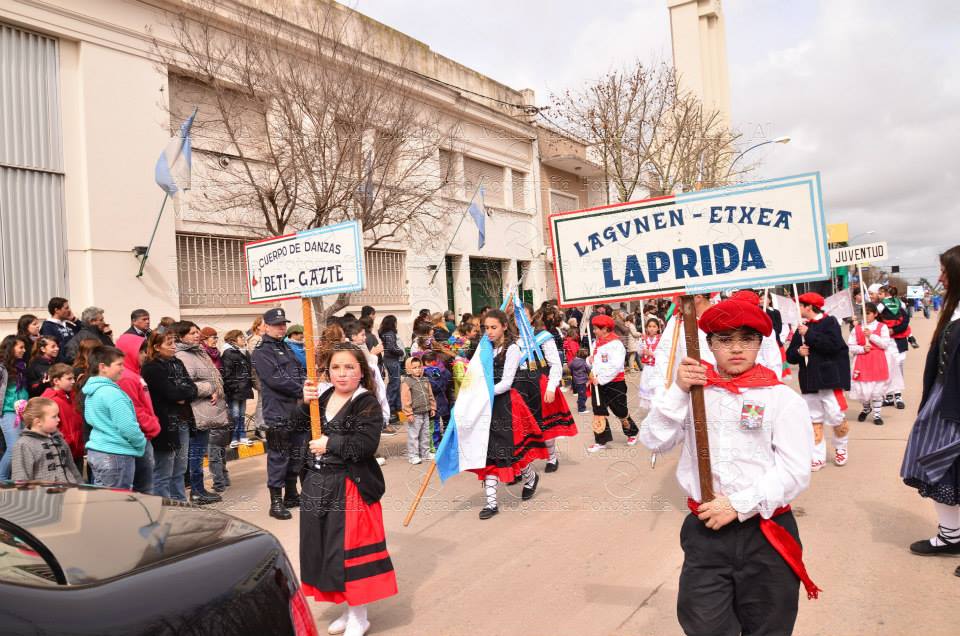 Integrantes del Centro Vasco 'Lagunen Etxea' en el desfile de la ciudad