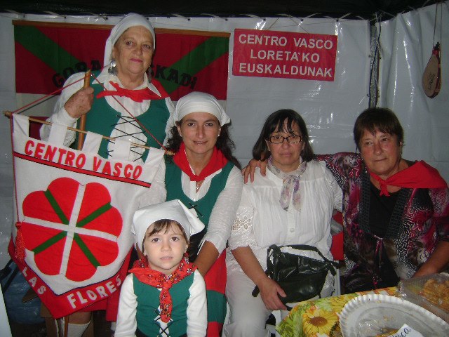 Integrantes del centro vasco 'Loretako Euskaldunak' en Fiesta de Colectividades