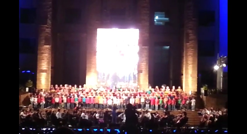 Niños cantores de varios coros de Mendoza, Orquesta Filarmónica de Mendoza y músicos vascos interpretando "Magnificat".