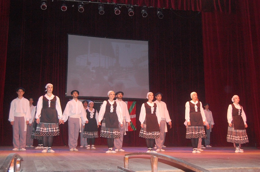 Dantzaris de Urrundik en el Teatro Municipal 3 de Febrero