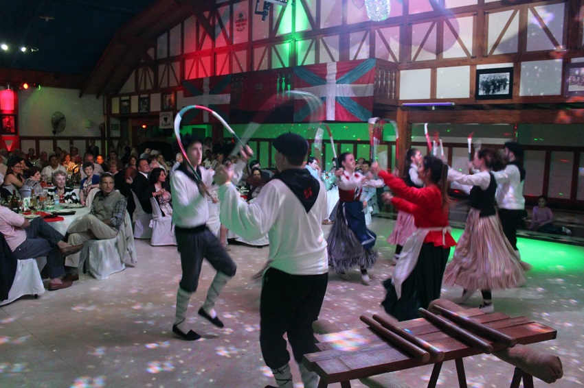 Los dantzaris de Villa María en el aniversario del Centro Gure Ametza, de Río Cuarto