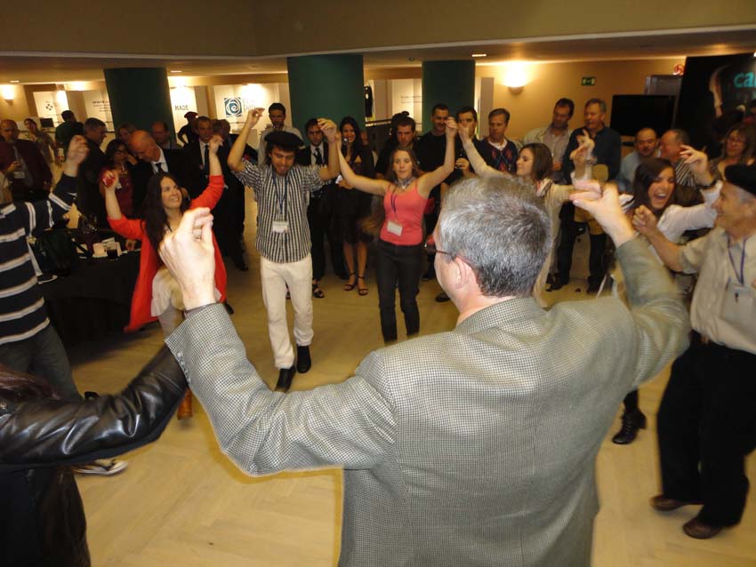 Ysursa combines his academic side with his activity as a Basque-American involved in his community. In the picture, he is back to the camera, dancing a fandango in a break of the 2011 World Congress of Basque Collectivities in Donostia (EuskalKultura.com)