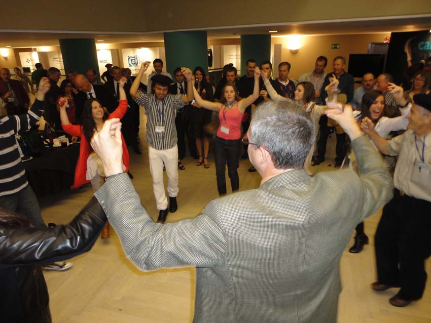 Ysursa compagina su faceta académica con la de vasco-americano involucrado en su comunidad. En la imagen, dando la espalda a la cámara, bailando un fandango en un receso del Congreso Mundial de Colectividades Vascas de Donostia (foto EuskalKultura.com)