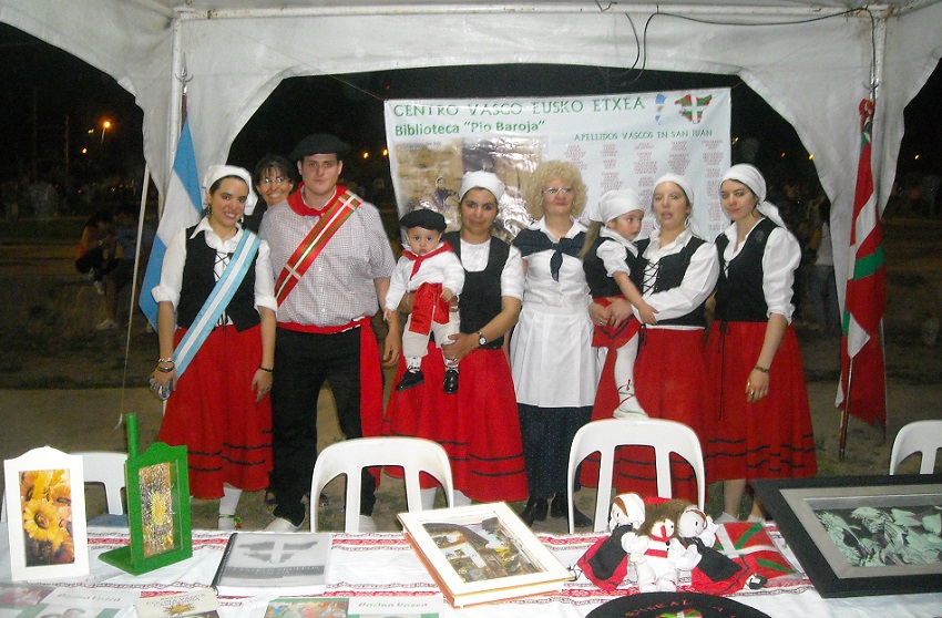 Euskal standean, San Juango Eusko Etxeko kideak, tartean Yesica Orquera eta Diego Landa banderadunak eta Ailin Bernal  eta Joseba Landa txikitxoak 