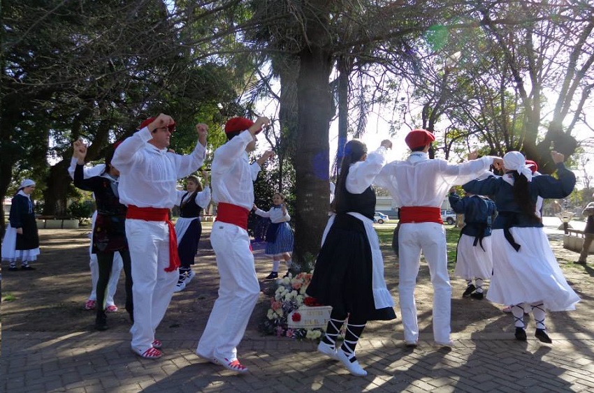 Euskel Biotza dantzaris performing at the Plaza San Martin in Roldan during the San Ignacio festitivites