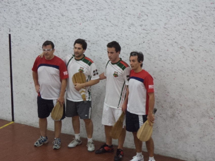 Las parejas ganadoras del Torneo de Centros Vascos organizado por el Iparraldeko Euskal Etxea: Sebastián Mihura, German Schell, Andres Velasco y Francisco Recalde 