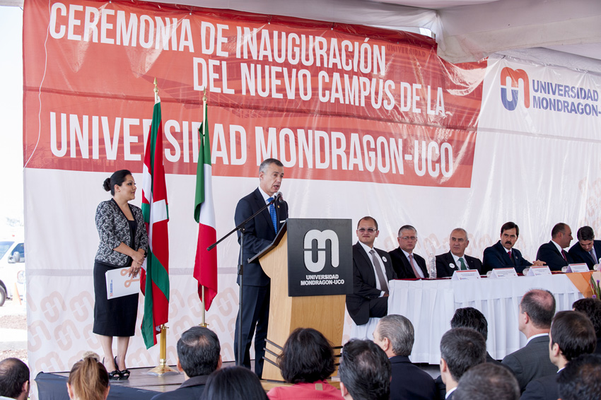 El lehendakari Iñigo Urkullu se dirige a los asistentes a la inauguración de la Universidad Mondragón-UCO en Querétaro (foto Irekia)