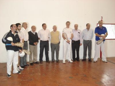 Players and authorities at the tribute for Jose Roque Alfieri and Elbio Liberatore