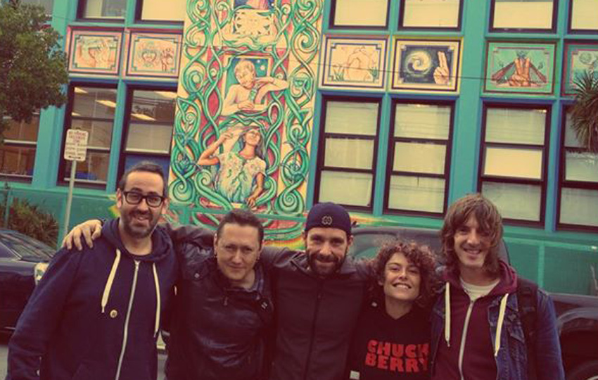 Fermin Muguruza with musicians and technicians during his tour in San Francisco (photoFerminMuguruzaFacebook)