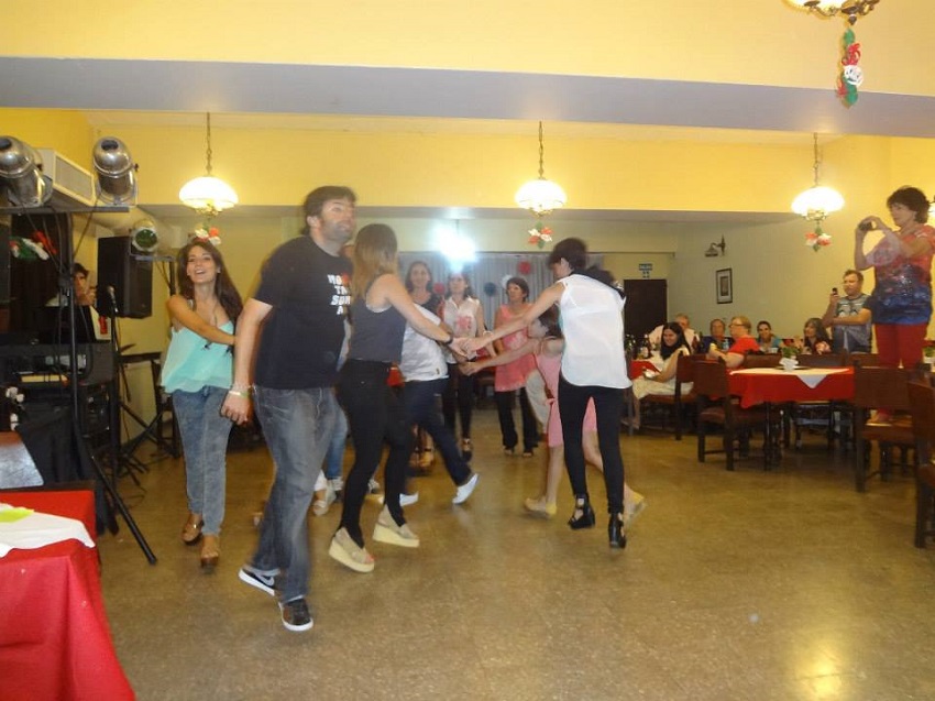 En el 63º aniversario del Lagun Onak, los dantzaris en plena kalejira