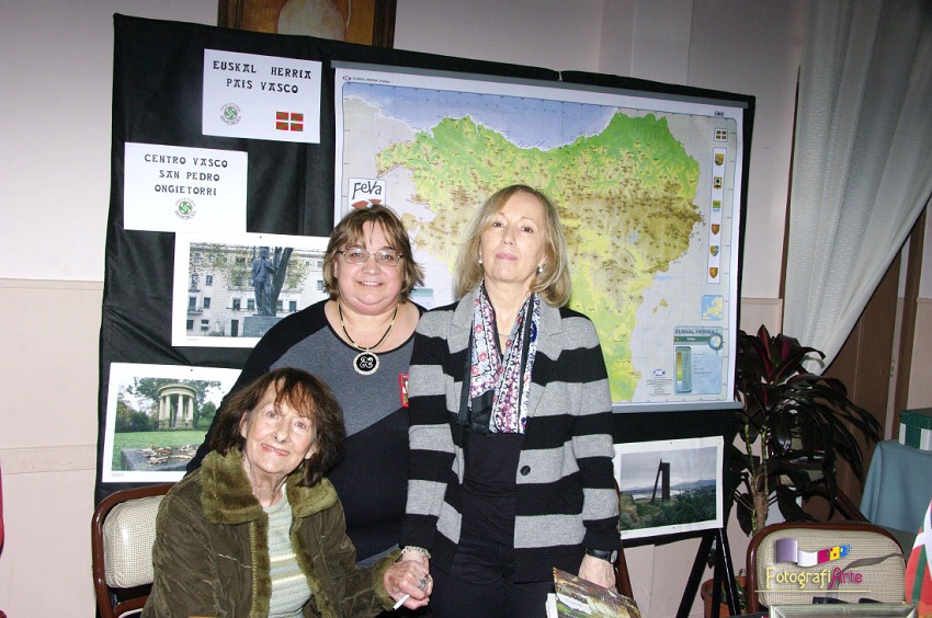 Susana Oroz, Monica Mindurry and Sylvia Iparraguirre at the Basque stand at the San Pedro Book Fair (photo Fotografiarte)