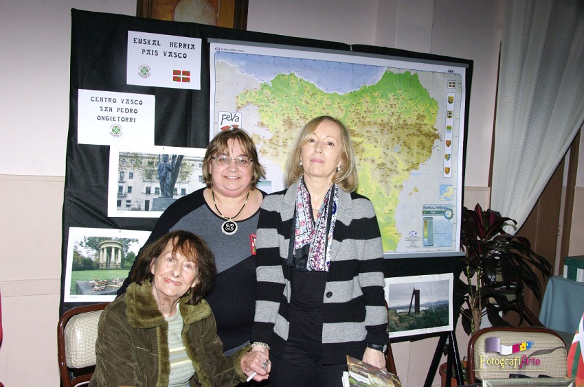 Susana Oroz, Mónica Mindurry y Sylvia Iparraguirre en el stand vasco de la Feria del Libro de San Pedro (foto Fotografiarte)