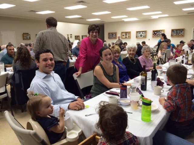 Los miembros de Txoko Ona disfrutaron de la cena en muy buen ambiente. En la foto miembros de las familias Krakau y Lejardi (foto Lejardi)