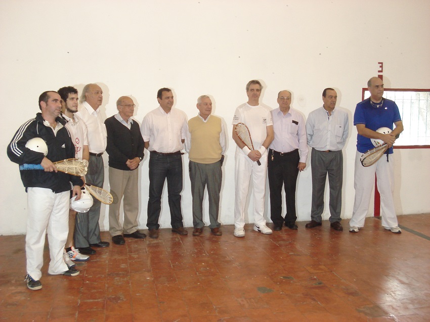 Jugadores y autoridades en el homenaje a José Roque Alfieri y Elbio Liberatore