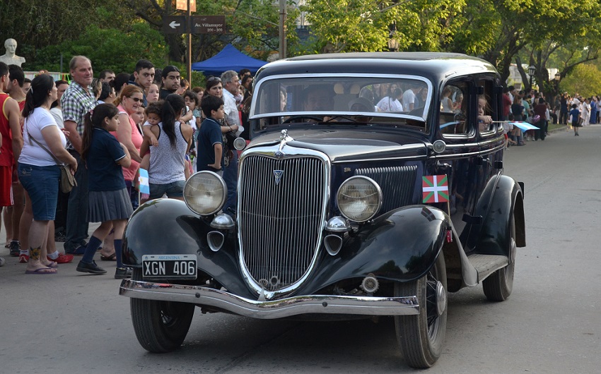 Los vascos de Gral. Las Heras participaron del desfile aniversario de la ciudad conduciendo autos clásicos