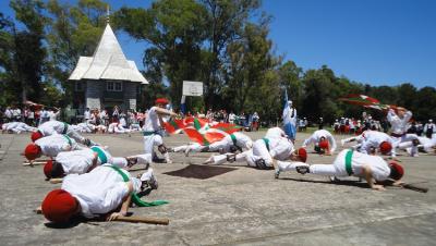 Dancing in the plaza: dantzaris from all the Basque clubs unfurled their ikurriñas under the stunningly blue sky (photoEuskalKultura.com)