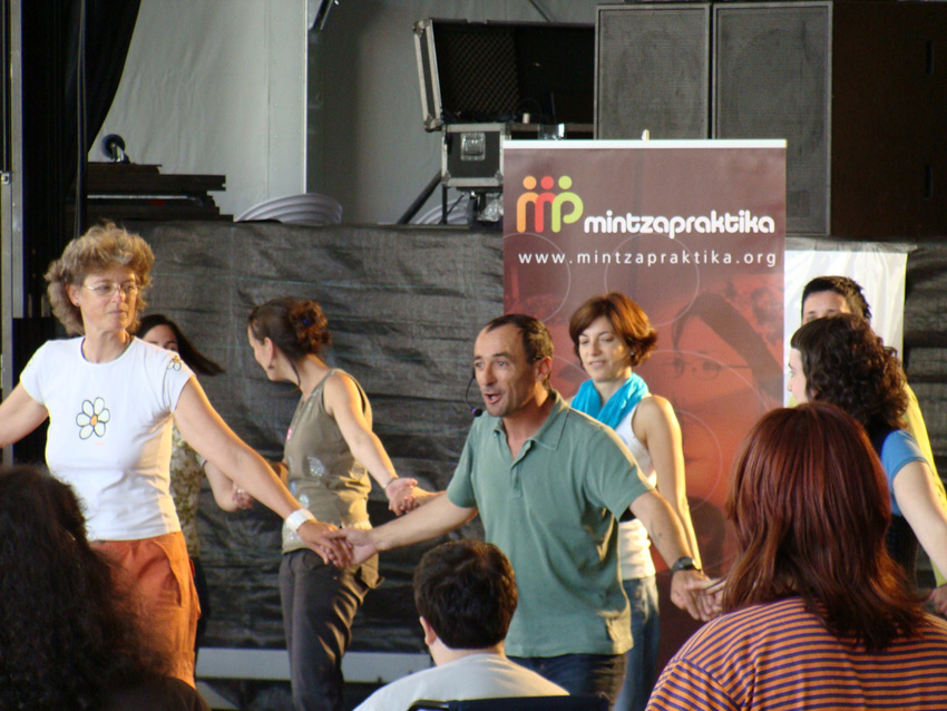 El dantzari Patxi Perez dirigiendo una taller de "mutxikoak" durante una jornada de mintzapraktika o conversación en euskera (foto Topagunea Hedabideak/ CC BY-NC-SA 2.0)