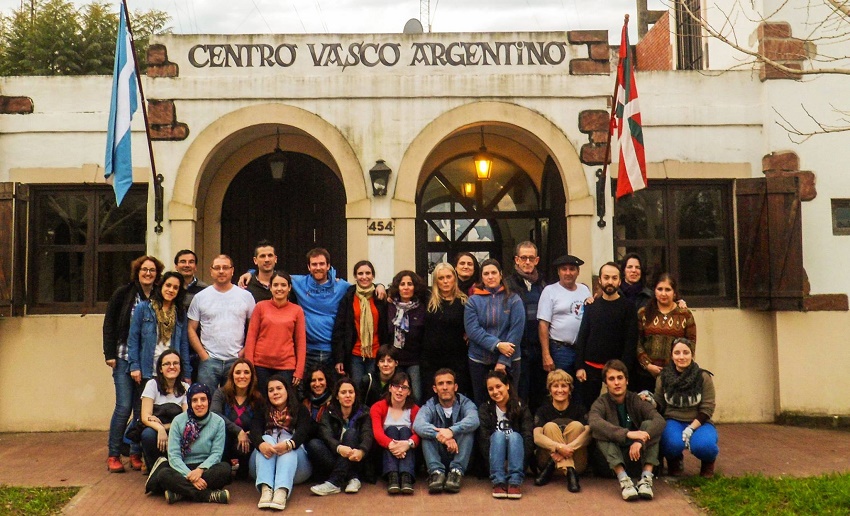 Alumnos y profesores que participaron en 2014 del Barnetegi de Invierno en Chascomús, junto a anfitriones del Zingirako Euskaldunak frente a la sede de la euskal etxea