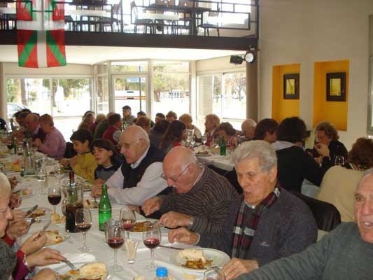 Integrantes del Centro Gure Zainak celebrando San Ignacio