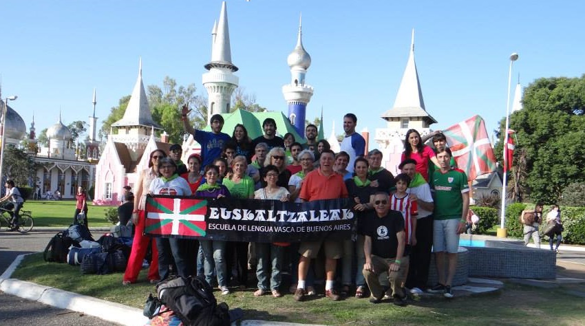 Euskaltzaleak Delegation at Semana Vasca in La Plata 2014 (photoEuskalKultura.com)