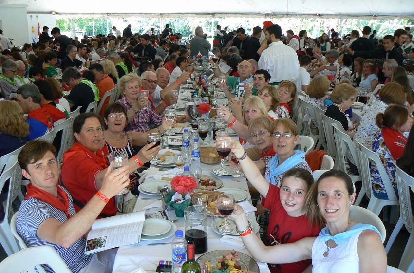 Dantzaris y socios del Beti Aurrera en la Semana Vasca 2014 de La Plata