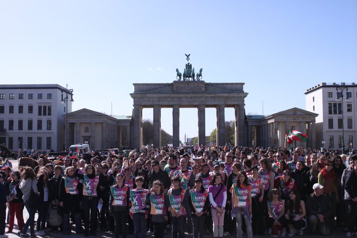 La mítica Puerta de Brandenburgo de Berlín repleta de socios y amigos de la euskal etxea, durante los actos con motivo de Korrika 17 (foto Berlín CV)