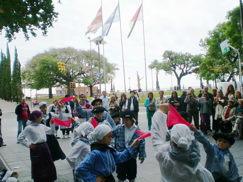 Los socios del Zazpirak Bat de Rosario celebran el Aberri Eguna en la Plaza Gernika, frente al Río Paraná