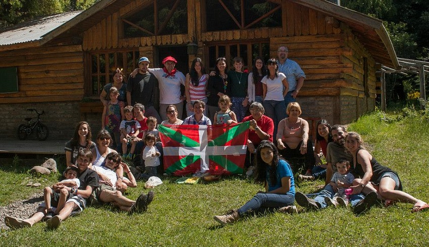 Integrantes del centro Euskal Txokoa de San Martín de los Andes