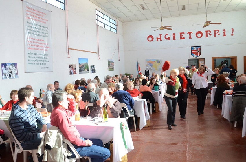 Socios del Zelaiko Euskal Etxea de Santa Rosa en uno de sus almuerzos mensuales 