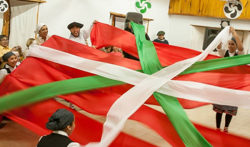 The Euskal Txokoa in San Martin de los Andes was presented to the community with a great festival that was dominated by music, dance and the colors of the Basque Country (photo Eliseo Fourçans).