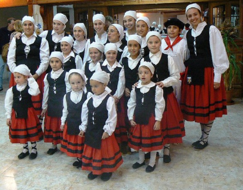 Dantzaris del Beti Aurrera en una fiesta de la euskal etxea en 2014
