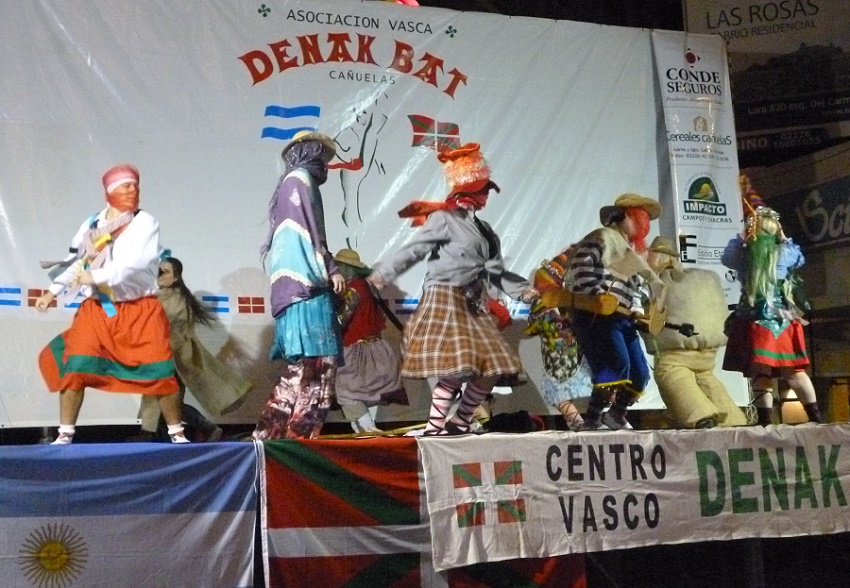 Imagen del Encuentro de Dantzaris del Aberri Eguna 2012 (foto EuskalKultura.com)