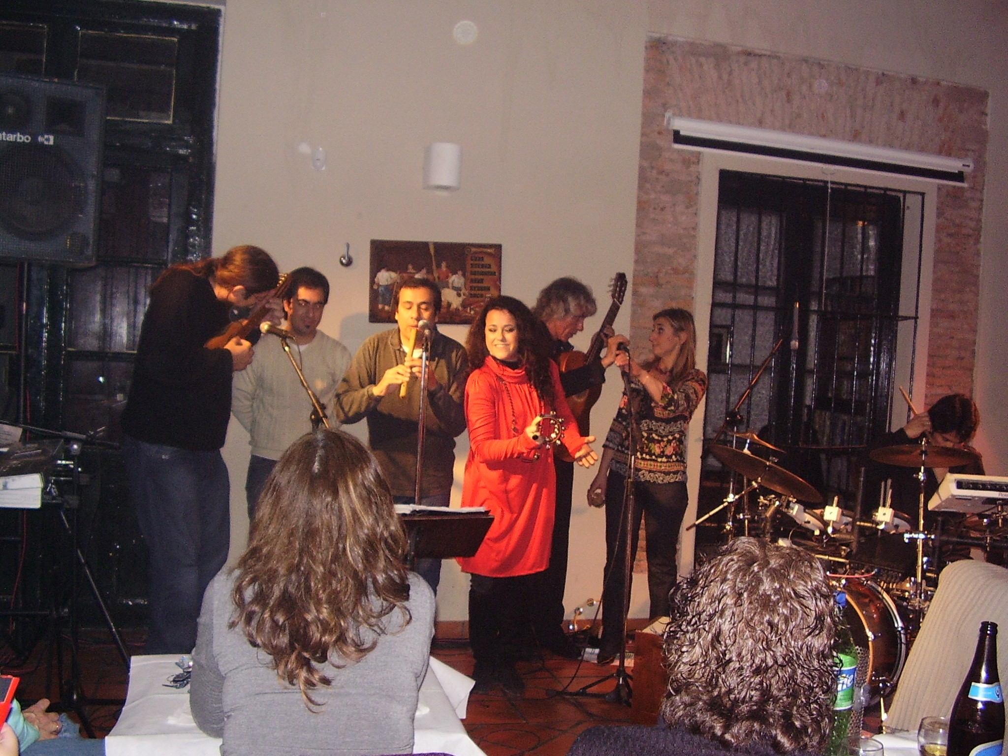 El grupo Maral en una foto de archivo, actuando en su euskal etxea base de Arrecifes. En el centro, de color colorado, su voz y líder, Mariana Dominé Irigoyen.