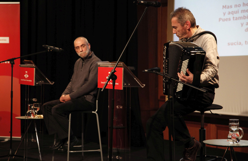 Gerardo Markuleta and Jabier Muguruza, in 2013 at a recital of poems by Espriu translated into Basque, organized by the Cervantes Institute (photoCervantes Institute) 