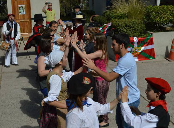 The audience got up to dance with the dantzaris at the Aberri Eguna celebration last year in Cerro San Cristobal (photoHilario Olazaran Txistulari Taldea)