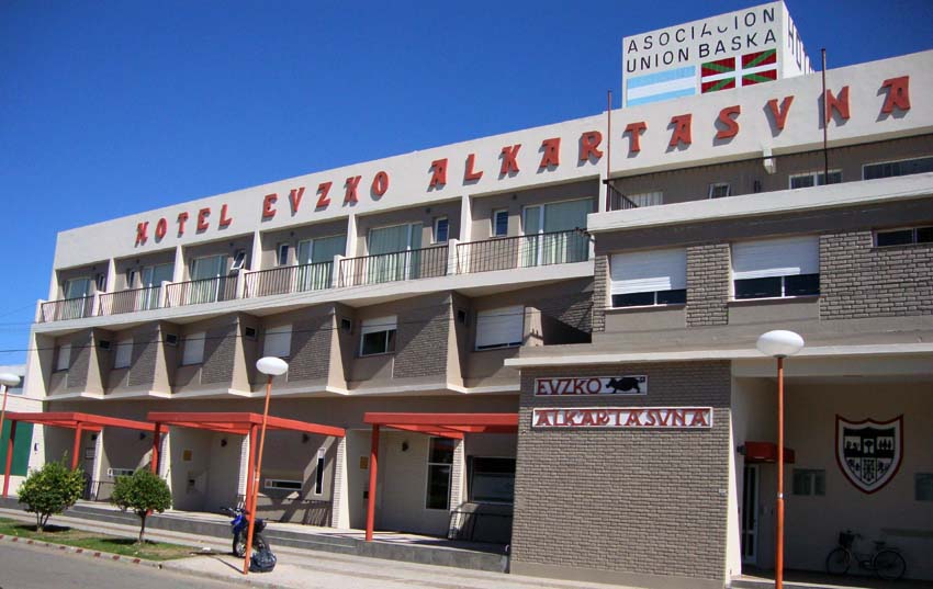 The Euzko Alkartasuna Hotel, landmark for the Basque community in the Macachin Square.