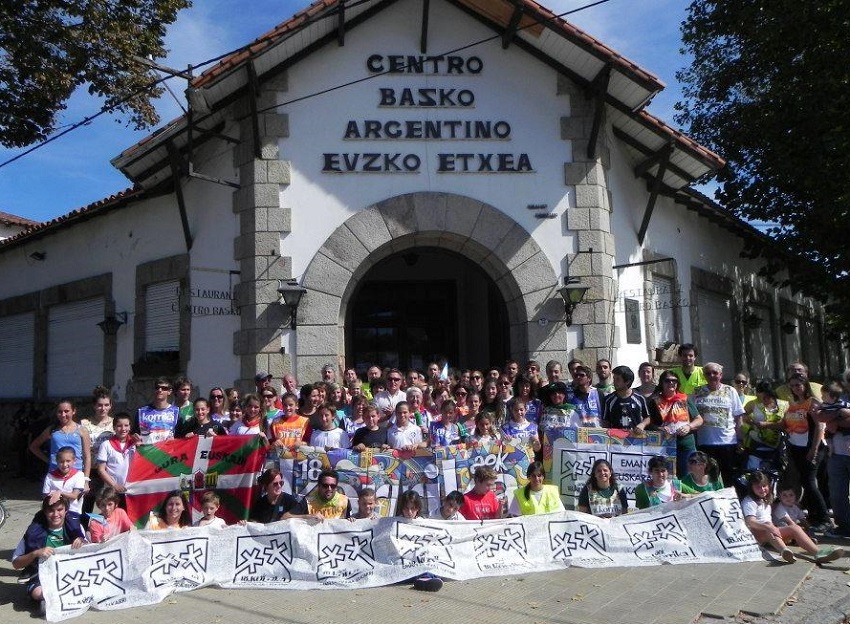 Imagen de archivo de la anterior edición de Korrika frente a la entrada principal de Euzko Etxea de Necochea