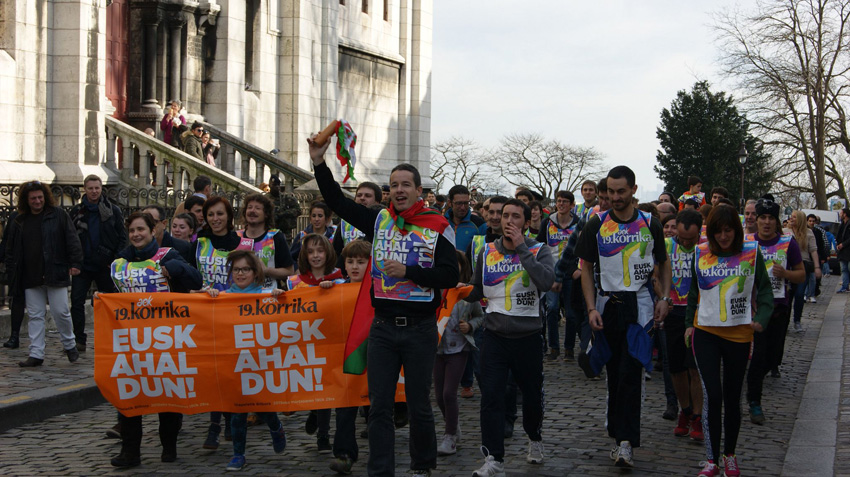 Korrika in Paris began at the Sacre Coeur Church in Montmartre and continued to the Basque club (photoParisEE)