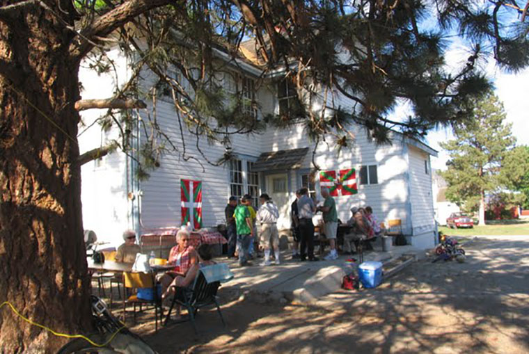 Artxibozko argazki honetan Zazpiak Bat Euskal Etxe kanadiarrak antolatutako piknik batean ikus daitezke bazkideak, bazkalostean (Argazkia: BCBC) Imagen de archivo de uno de los picnics organizados por la Euskal Etxea Zazpiak Bat de British Columbia, en Ca