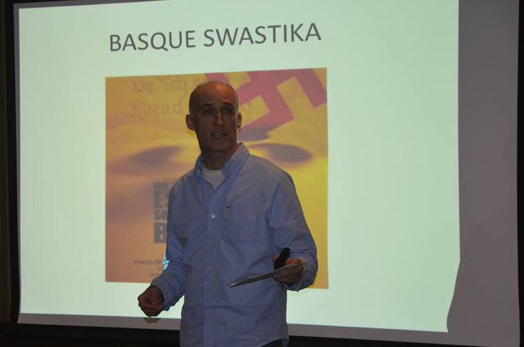 The screening of 'Basque Swastika,' on March 6, was a total success. In fact, a German woman approached presenter Aitor Iñarra to congratulate the Basque Educational Organization on this film program (Photo: Aitor Iñarra)