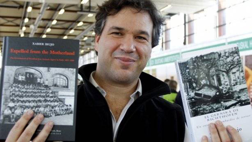 El historiador Xabier Irujo Ametzaga, en una foto de archivo, presentando su libro sobre el Bombardeo de Gernika (foto Deia)