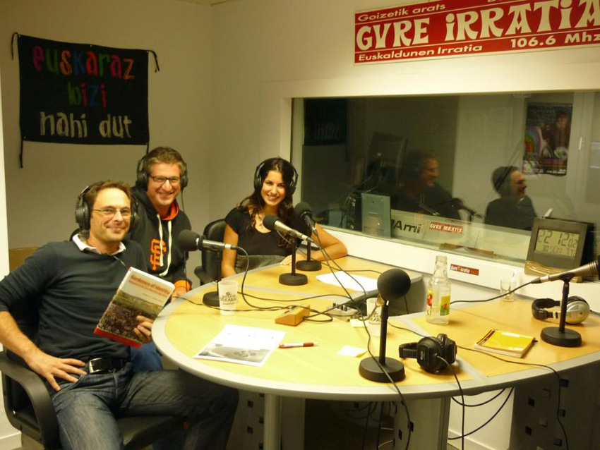 Los presentadores del programa en una emisión anterior: Benoit Etcheverry, Robert Acheritogaray y Adelaide Daraspe (foto 8HZ)