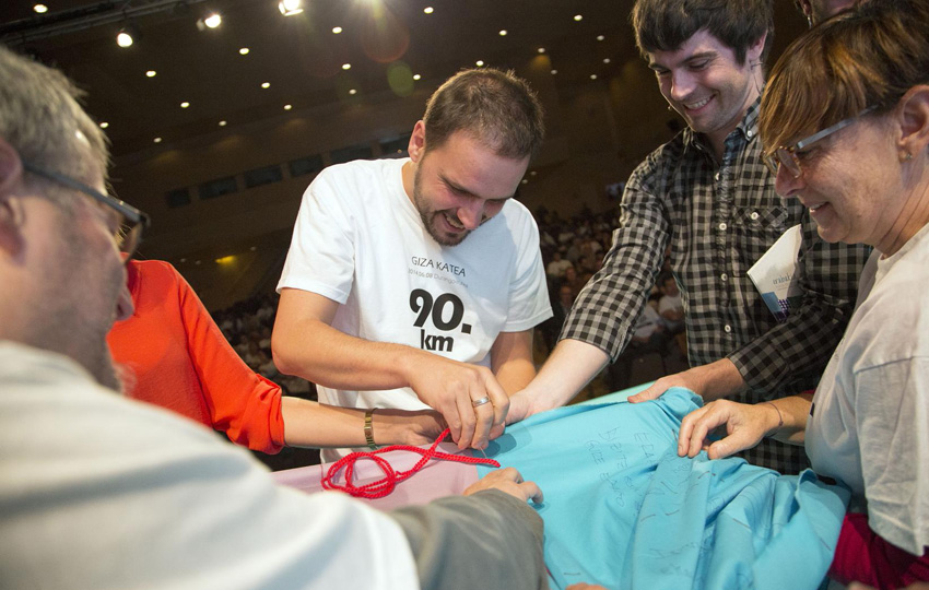 Well-known figures of Basque culture were present at the “Erabakia Ehuntzen” presentation such as writer Kirmen Uribe, and singer Mikel Markez as well as actor Iban Garate (seen here)