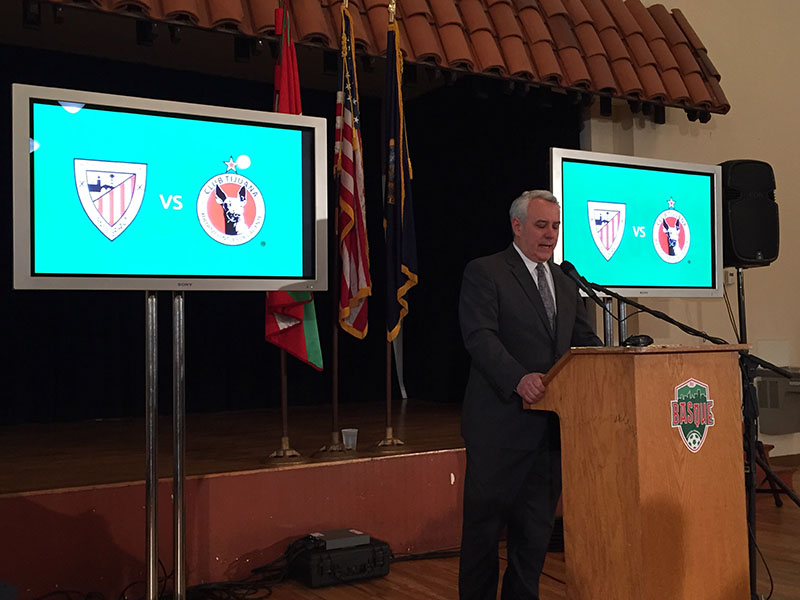 Boise's Basque mayor Dave Bieter unveiled the names of the clubs to play at the game, at the city's Basque Club, in front of around 75 people (Photo: Irune Sánchez Gorroño)
