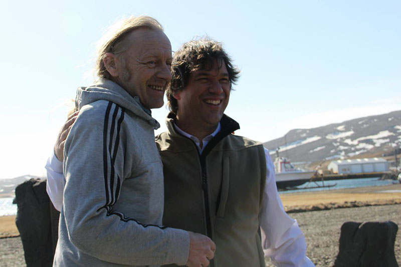 Tras cuatrocientos años, Raffnson (izq) e Irujo (dch) simbolizaron la nueva amistad entre Euskal Herria e Islandia por medio de un abrazo (Foto: Instituto Etxepare)
