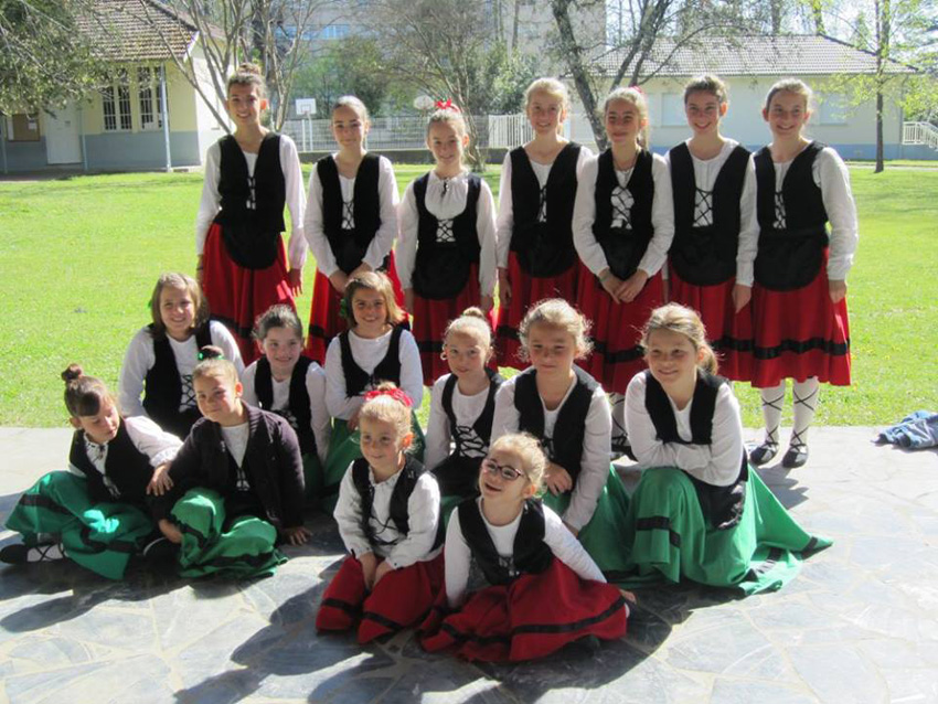 Grupo de dantzaris txikis y jóvenes de la Euskal Etxea de Pau, en una de sus últimas fiestas, en el mes de abril (foto Pau CV)