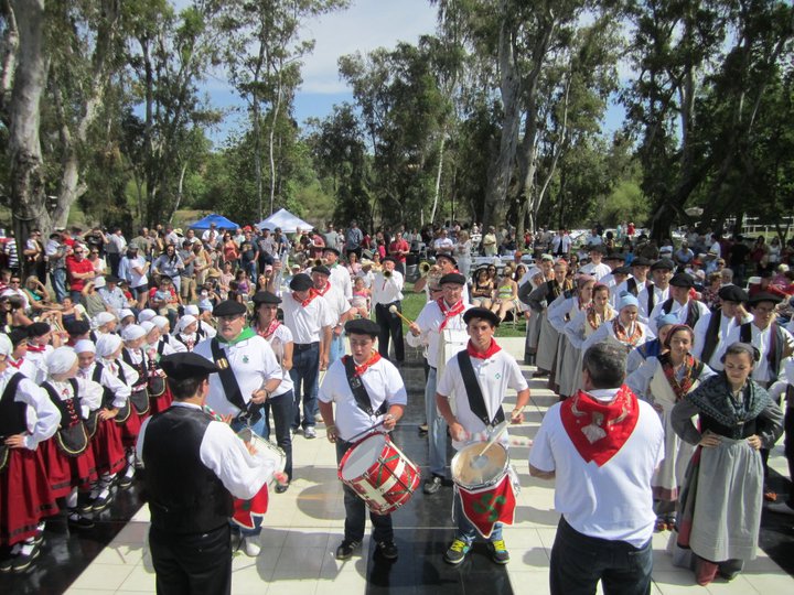 Dantzaris y klika listos para iniciar la fiesta vasca de Fresno