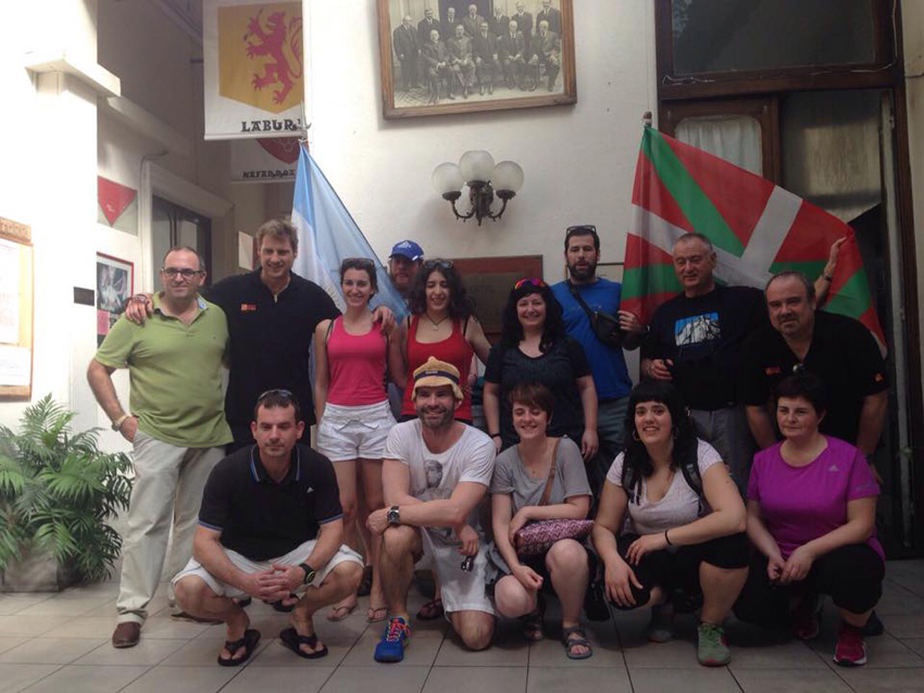 Julian Iantzi accompanied the group that participated in the first “Conquis” trip to Argentina, at Iparraldeko Basque club in Buenos Aires (photoOvertrails)